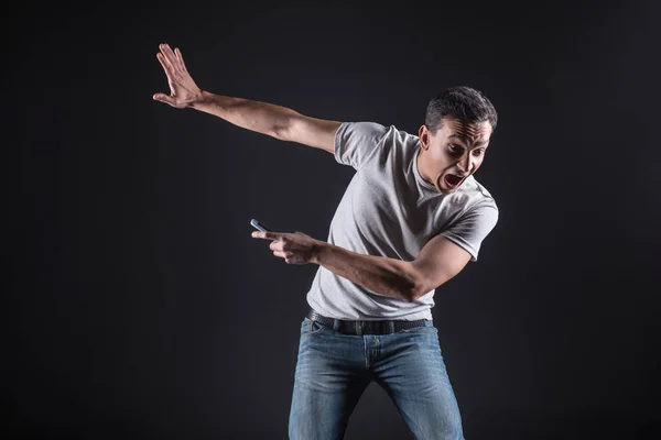 Angenehmer junger Mann, der Angst hat — Stockfoto