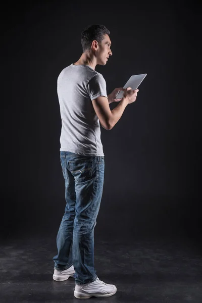 Bir tablet kullanan akıllı kendine güvenen adam — Stok fotoğraf