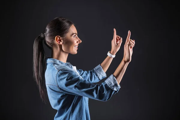 Attraktiva trevlig kvinna tittar på hennes fingrar — Stockfoto