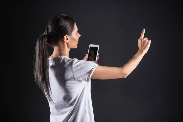 Vrolijke verheugd vrouw de sensorische scherm aan te raken — Stockfoto