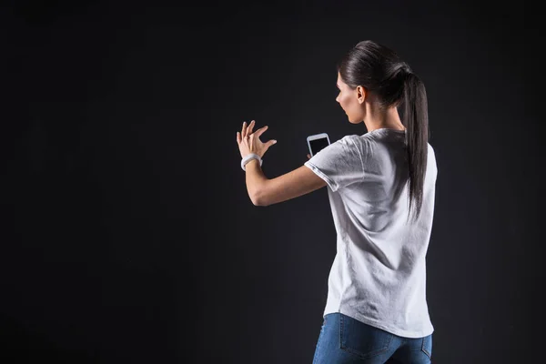 Angenehme nette Frau in der Hand eines digitalen Geräts — Stockfoto