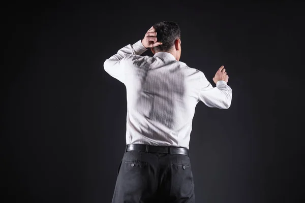 Inteligente homem pensativo segurando sua cabeça — Fotografia de Stock