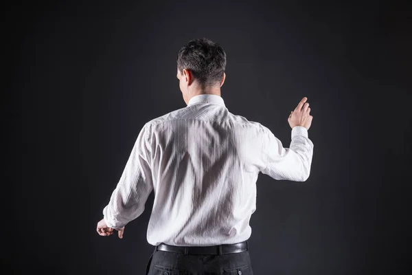 Ernstige aardige man op zoek op het bedieningspaneel — Stockfoto