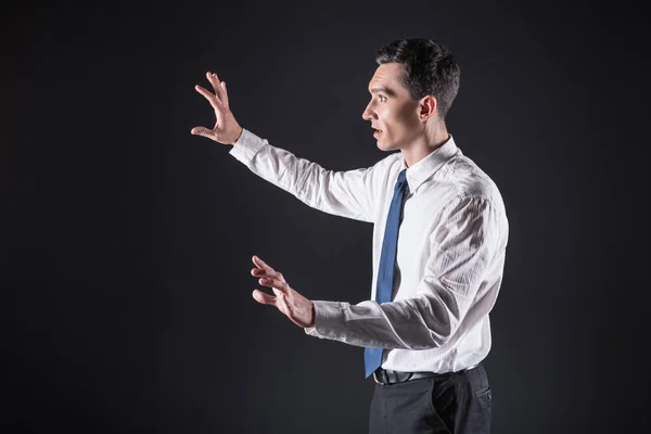 Angenehmer emotionaler Mann testet neue Technologie — Stockfoto