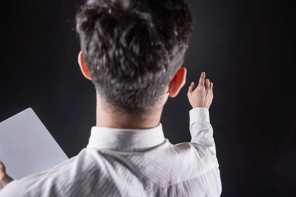 Netter junger Mann schaut auf seine Hand — Stockfoto