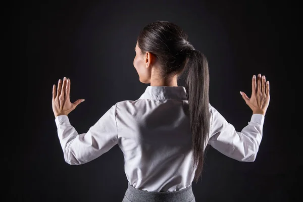 Mujer confiada inteligente mirando sus manos — Foto de Stock