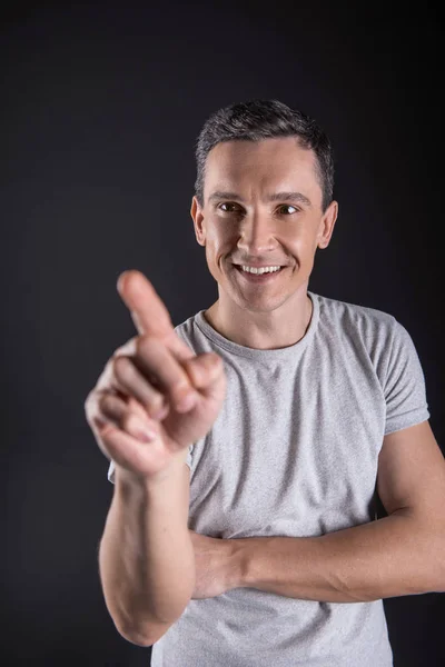 Homem bonito feliz tocando tela sensorial — Fotografia de Stock