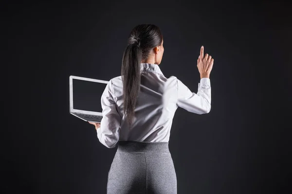 Bonita mulher de negócios atraente que trabalha com tecnologia moderna — Fotografia de Stock