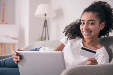 Internet bankacılığı hizmeti kullanan neşeli memnun kadın