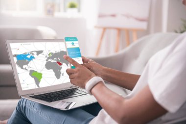 Onun akıllı telefon kullanan güzel akıllı kadın