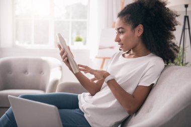 Bir losyon şişe tutan güzel pozitif kadın