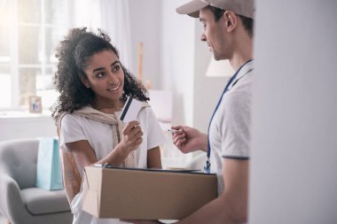 Neşeli güzel kadın kurye için söz