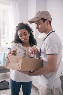 Hoş iyi görünümlü kadın paket alma