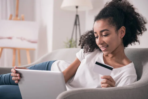 Mujer joven agradable que paga por los servicios en línea — Foto de Stock