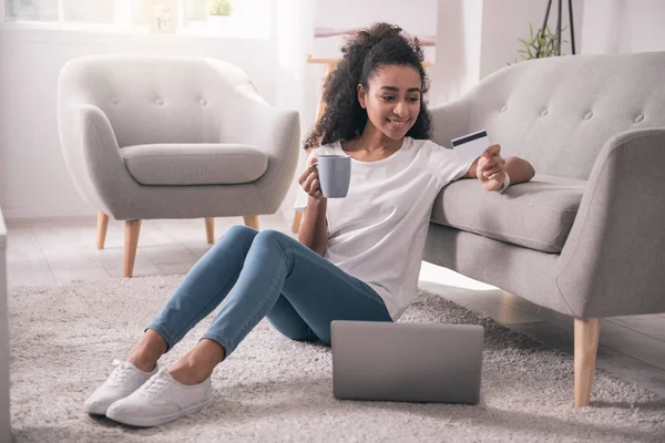 Agradable mujer alegre sentada en el suelo — Foto de Stock