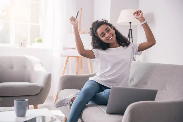 Agradable joven estudiante mostrando sus emociones — Foto de Stock