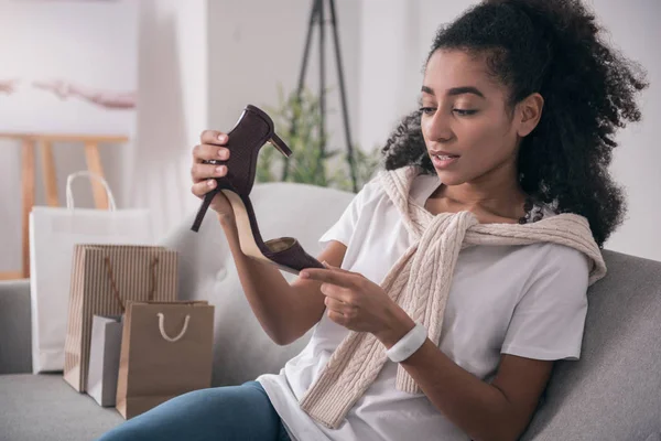 Mulher bonita olhando para os sapatos — Fotografia de Stock