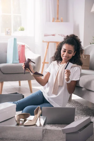 Mujer alegre positiva comprando zapatos en línea — Foto de Stock