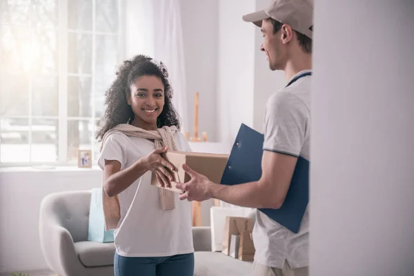 Mujer feliz positiva tomando la caja — Foto de Stock