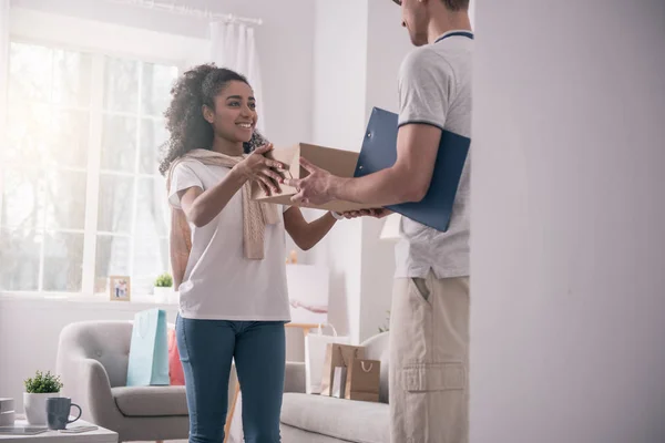 Mujer positiva alegre recibiendo su orden —  Fotos de Stock