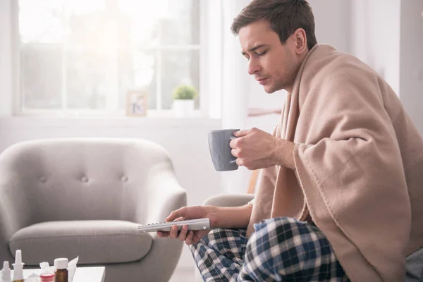 Triste hombre alegre tomando té — Foto de Stock