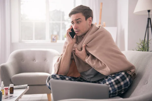 Jovem triste conversando com seu empregador — Fotografia de Stock