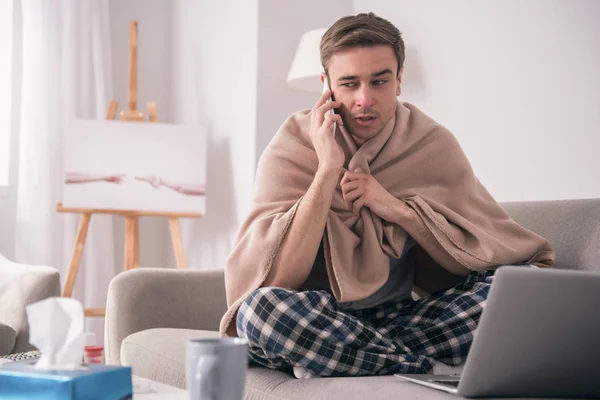 Malheureux homme malade parlant au téléphone — Photo