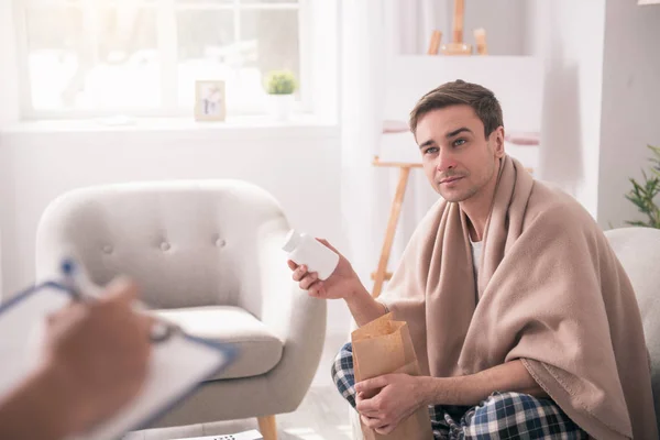 Bonito hombre bien parecido abriendo el paquete — Foto de Stock