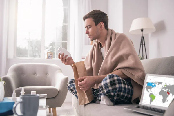 Ernster netter Mann mit einer Flasche mit Medikamenten — Stockfoto