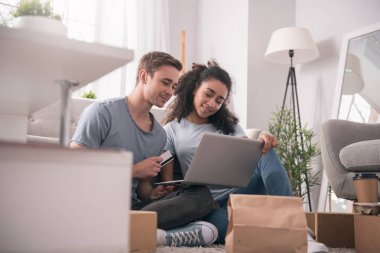 Güzel mutlu çift browsing belgili tanımlık enterne