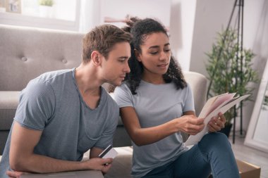 Birbirinizle konuşmak hoş genç Çift