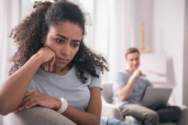 Koltukta oturan güzel kadın