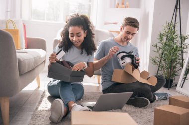 Güzel mutlu çift onların alışveriş