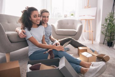 Güzel pozitif çift birlikte online alışveriş yaparken