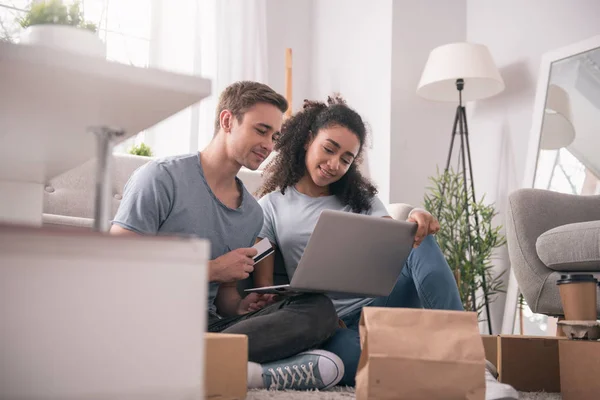 Bonita pareja feliz navegando por Internet — Foto de Stock