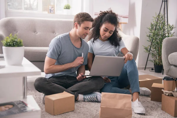 Pareja positiva alegre usando una tarjeta de crédito — Foto de Stock