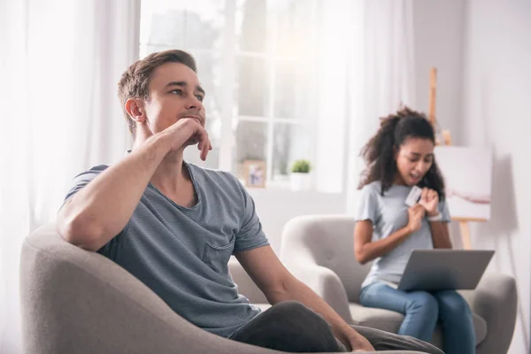 Bonito hombre pensativo sentado en el sofá — Foto de Stock