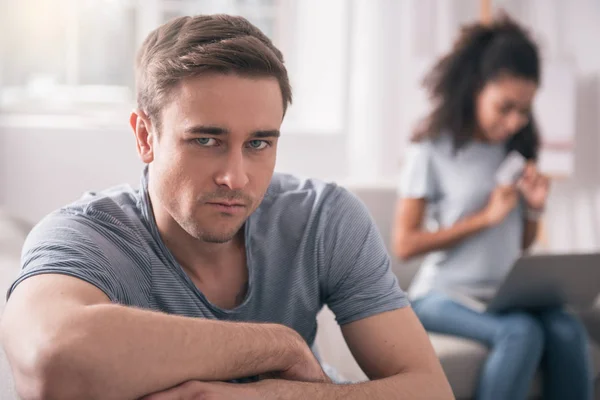 Triste hombre alegre mirándote — Foto de Stock