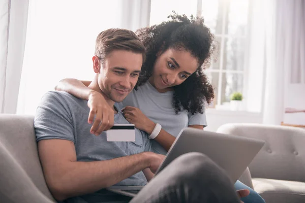 Feliz casal agradável olhando para a tela do laptop — Fotografia de Stock