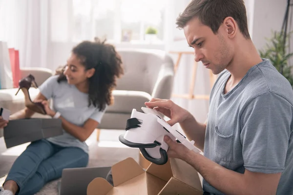 Hombre joven de buen aspecto estudiando gafas 3d — Foto de Stock