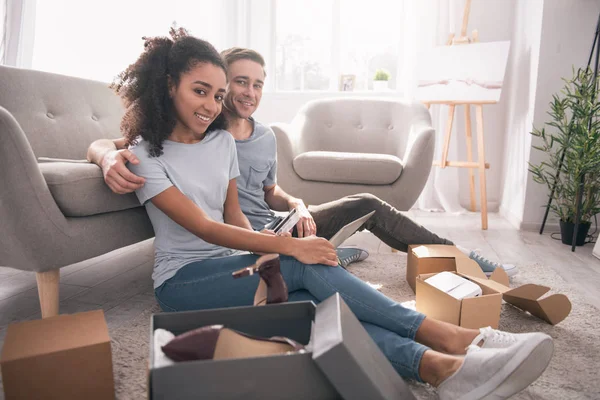 Bonito hombre positivo sentado al lado de su novia — Foto de Stock