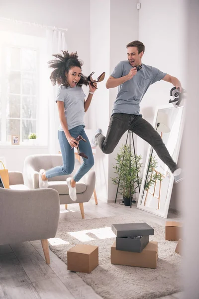 Feliz encantado casal saltando — Fotografia de Stock
