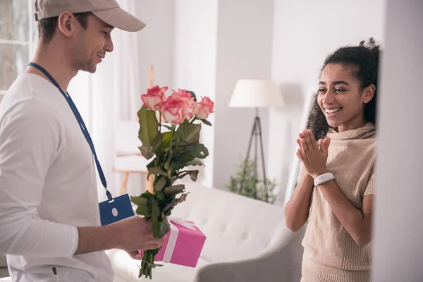 Vrolijke mooie vrouw een cadeautje ontvangen — Stockfoto