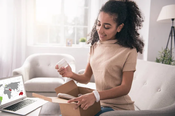 Mujer positiva alegre abriendo la caja — Foto de Stock