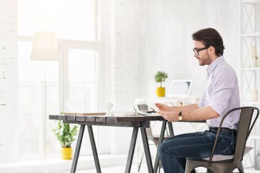 Masada oturan kararlı Yöneticisi