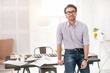 Neşeli işadamı masanın ayakta