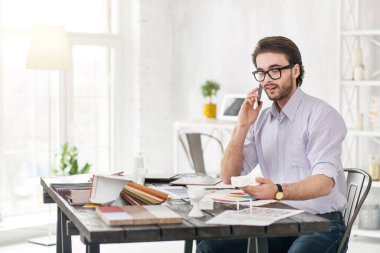 İçerik Yöneticisi iş telefonda tartışırken