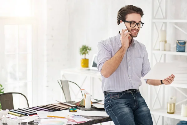 Gerente exuberante hablando por teléfono — Foto de Stock