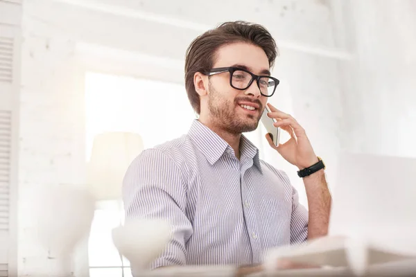 Fröhlicher Arbeiter telefoniert — Stockfoto