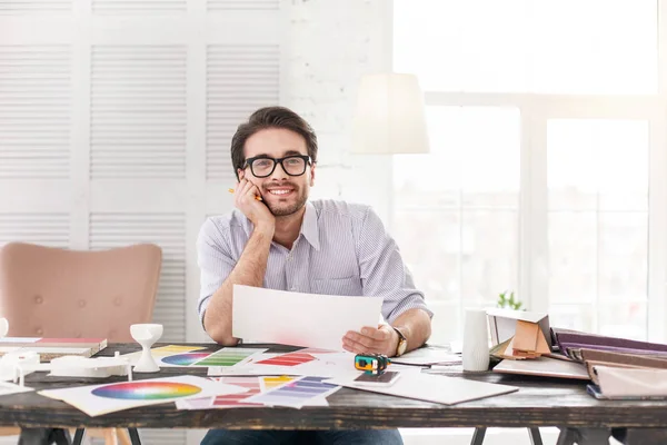 Empleado alegre trabajando en un proyecto — Foto de Stock